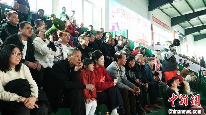 新春走基层：福建山乡村BA庆春节，祖孙三代接力