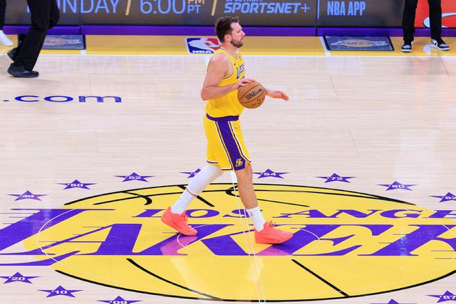 东契奇60分+詹姆斯三双！湖人掀翻热火迎七连胜