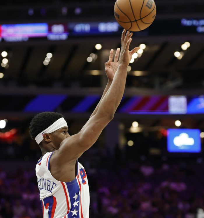 76人三巨头缺阵埃奇库姆扛起球队进攻火力