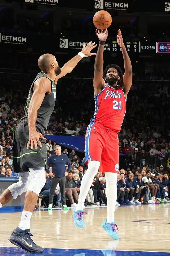 76人逆转森林狼终结两连败 乔治恩比德合砍44分助