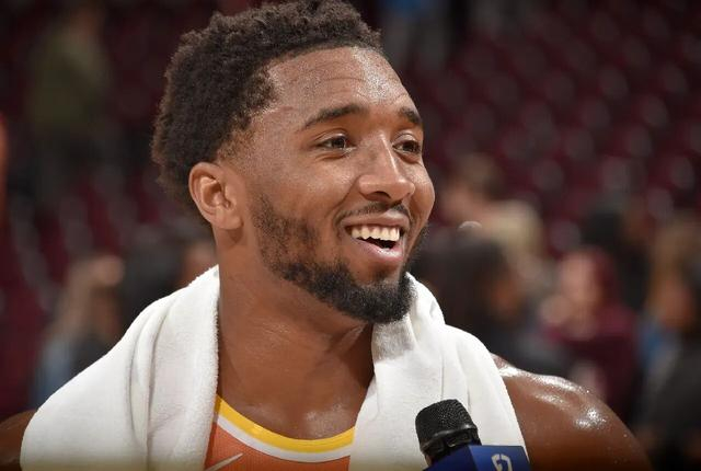 米切尔带伤砍19+8助骑士力克雄鹿