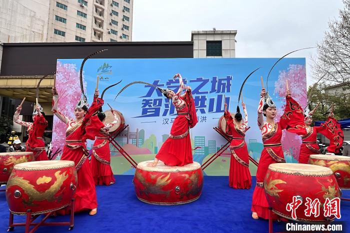 肯尼亚选手打破汉马赛会纪录 樱花季邂逅武汉马