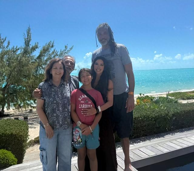 邓肯度假照曝光：低调生活引热议，家庭幸福引